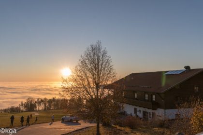 Sonnenalm bei Nebel im Tal