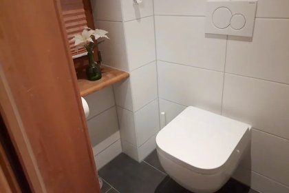 Separate Toilette mit Fenster 